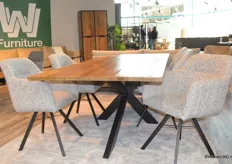 Voor het eerst komt presenteert WW Furniture eetkamerstoelen met een geïntegreerde draaipoot.